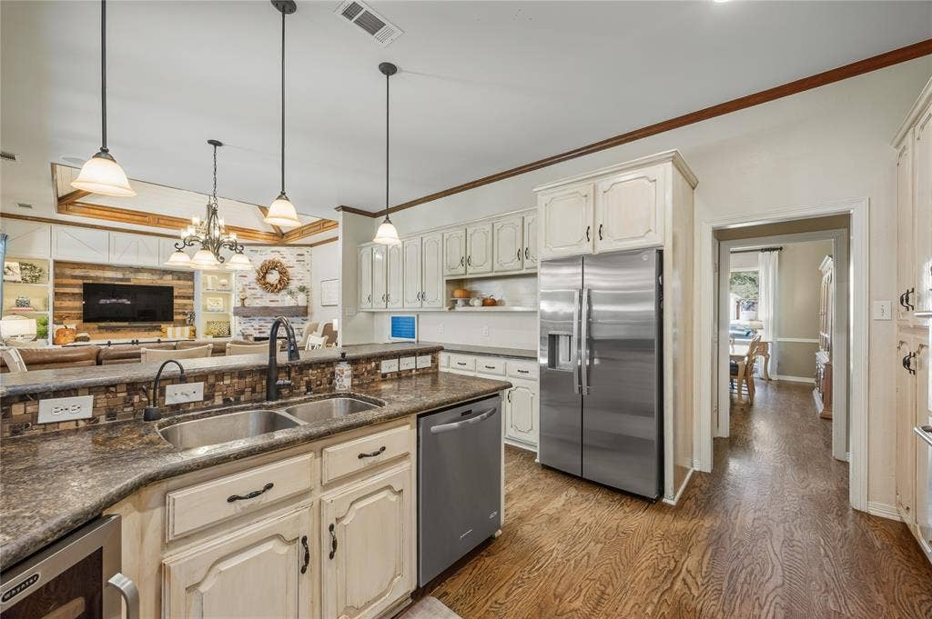 305 Brock Street, Coppell, TX 75019 305 Brock Street, Coppell, TX 75019