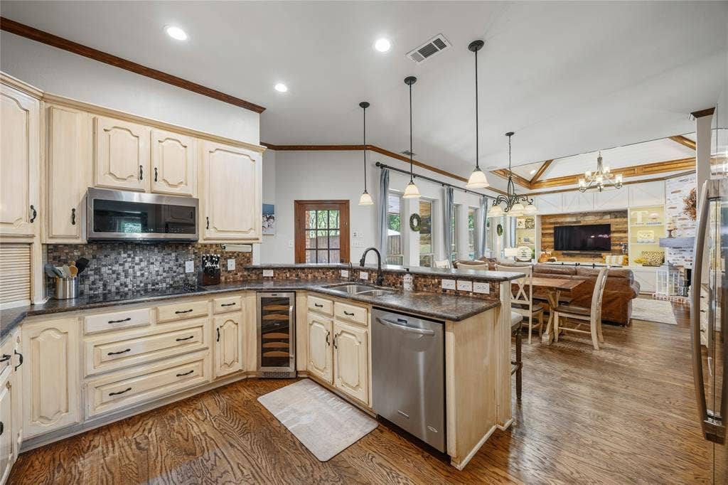 305 Brock Street, Coppell, TX 75019 305 Brock Street, Coppell, TX 75019