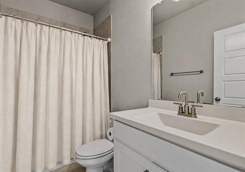 Upstairs full bathroom of 1302 20th St, Argyle, TX in Harvest by Hillwood