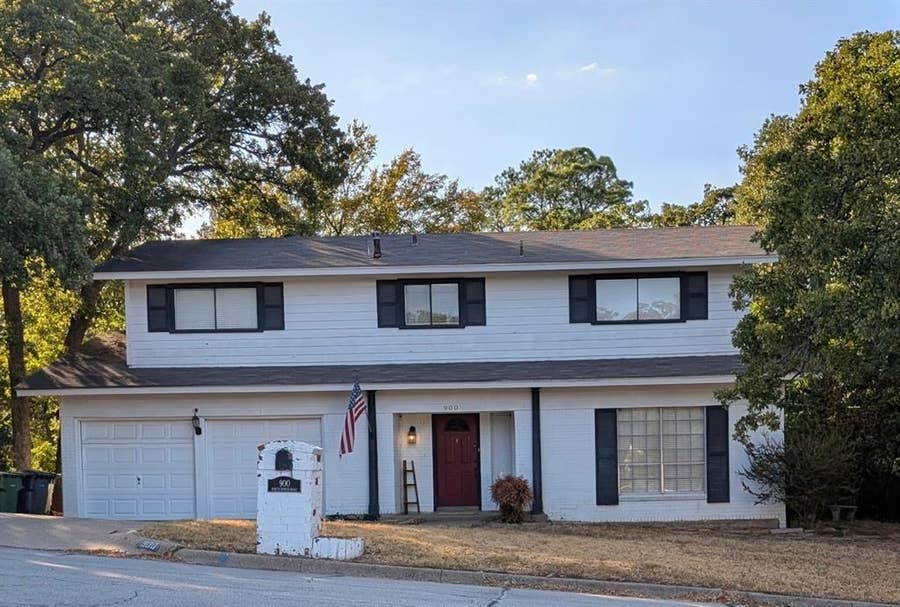 Property photo for 900 N Bowen Road, Arlington, TX