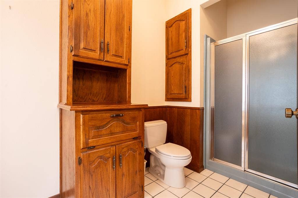 2300 W MAIN Street, Lancaster, TX 75146 Built in and shower in master