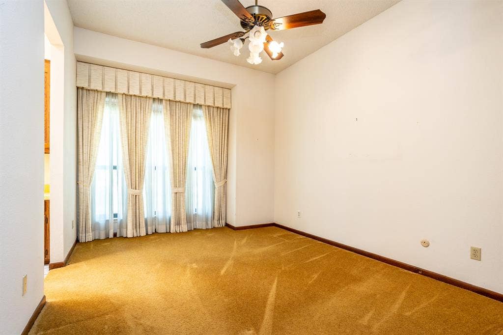 2300 W MAIN Street, Lancaster, TX 75146 Other south bedroom. All bedrooms have ceiling fans with ights.