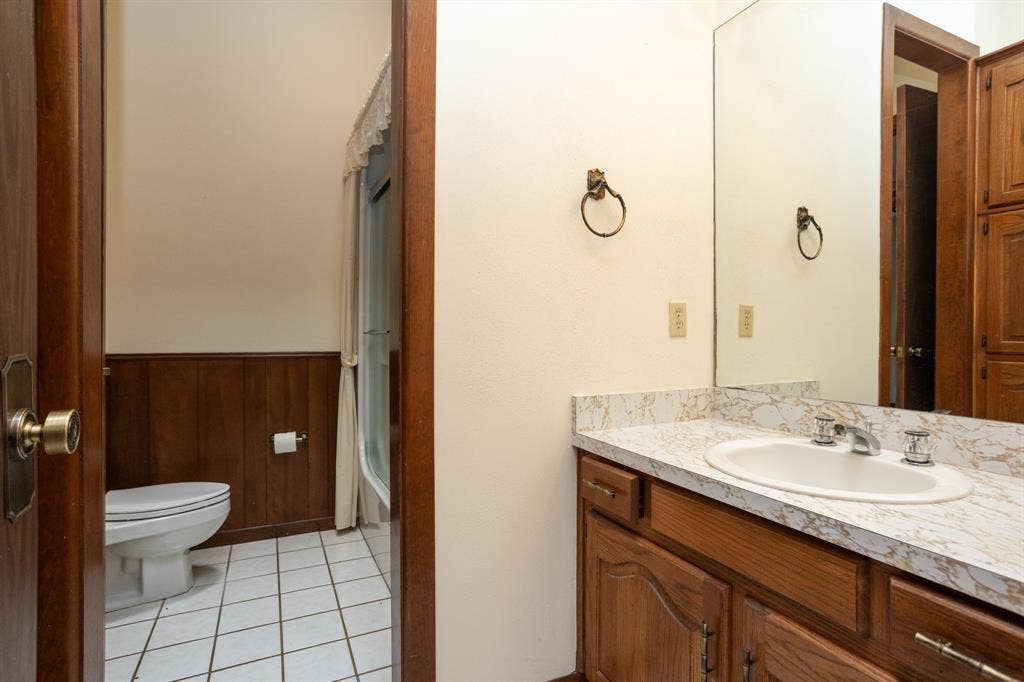2300 W MAIN Street, Lancaster, TX 75146 Guest bathroom also opens from hall for guest use.