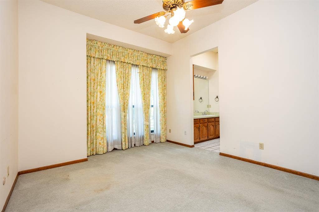 2300 W MAIN Street, Lancaster, TX 75146 South bedroom has high ceilings like rest of home. Jack and Jill bath.