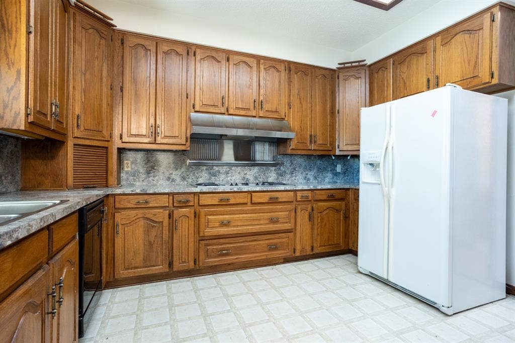 2300 W MAIN Street, Lancaster, TX 75146 Cook top has vent system with warming shelf.