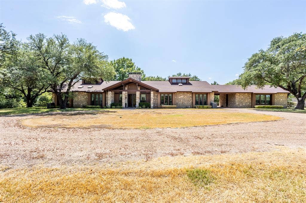 2300 W MAIN Street, Lancaster, TX 75146 Circle drive lets you enter front or enter from carport to bring in your groceries.