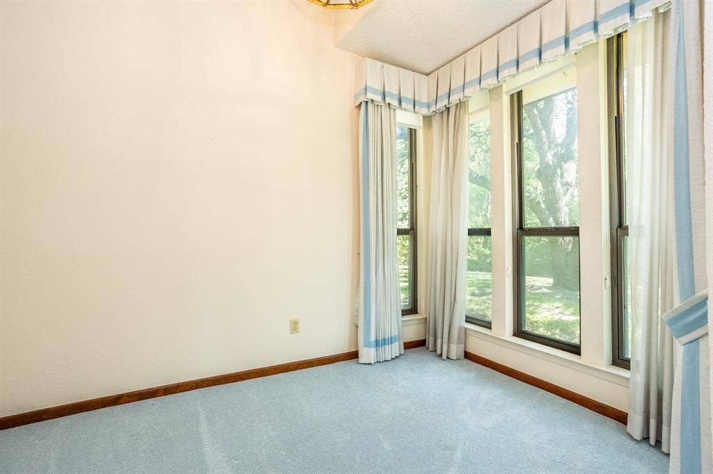 2300 W MAIN Street, Lancaster, TX 75146 Sitting room is a separate location just off of master bedroom.