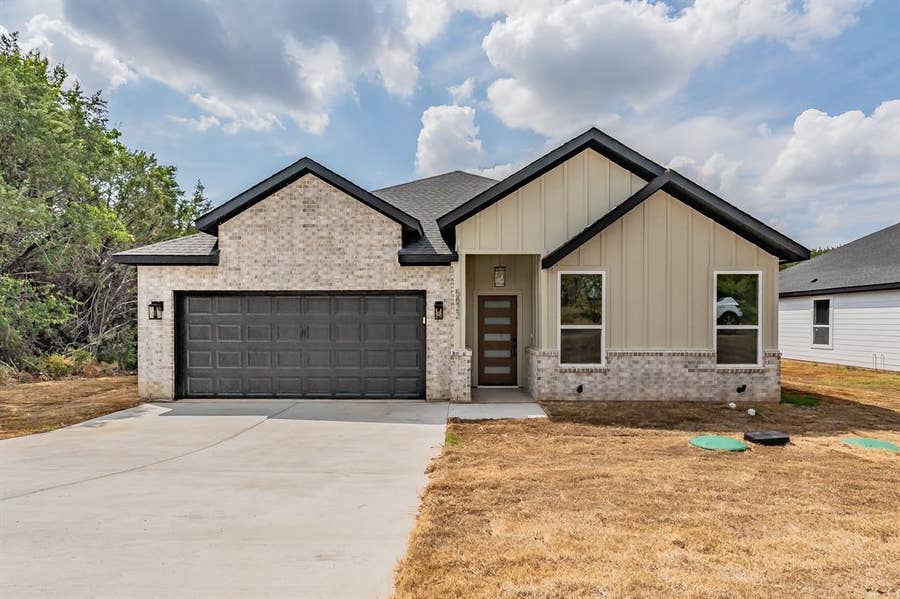 Property photo for 5822 Stonegate Circle, Granbury, TX