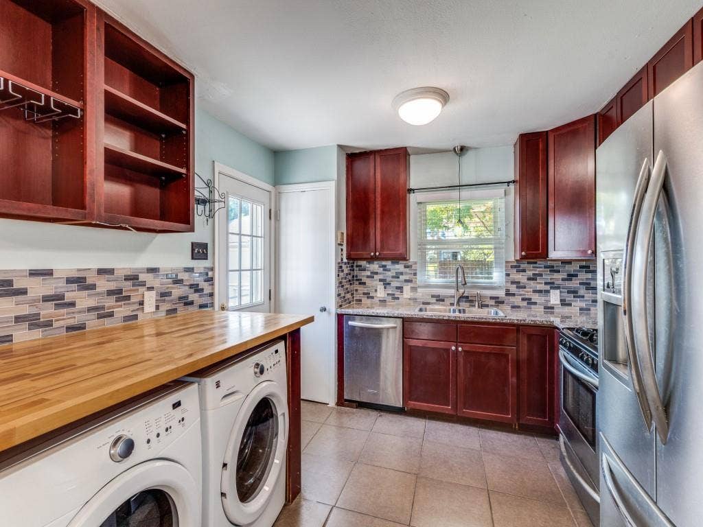 6150 Ravendale Lane, Dallas, TX 75214 Updated kitchen with full size washer/dryer & refrigerator.