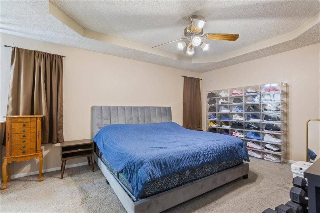 Tray ceiling with a ceiling fan light fixture
