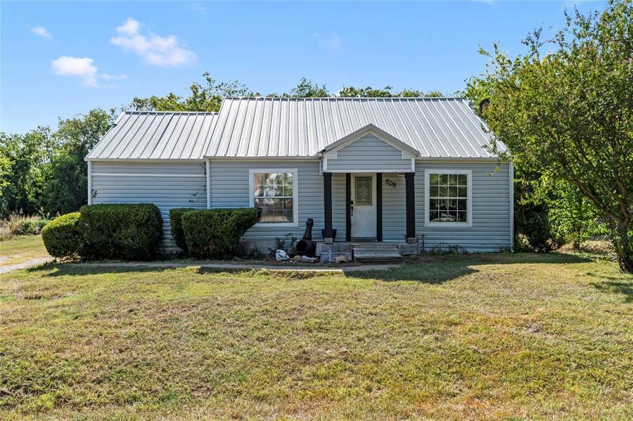 Property photo for 808 N Main Street, Kemp, TX