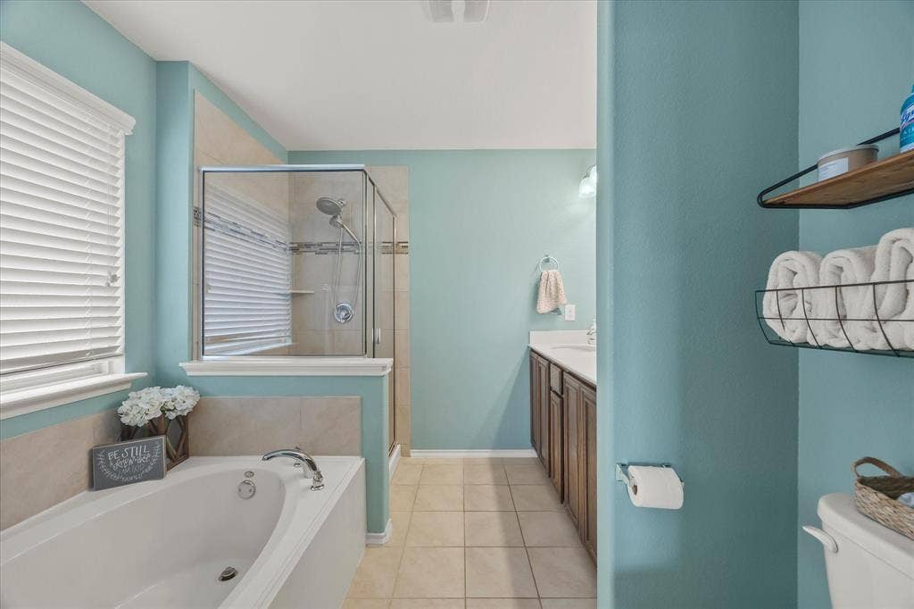 1225 Honeywood Lane, Royse City, TX 75189 Soaking tub with deck-mounted faucet