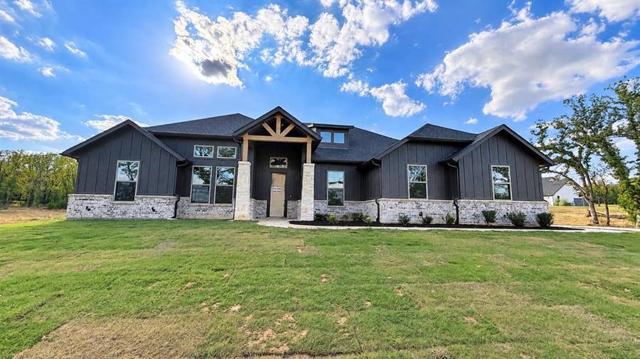 Property photo for 735 County Road 3355, Paradise, TX