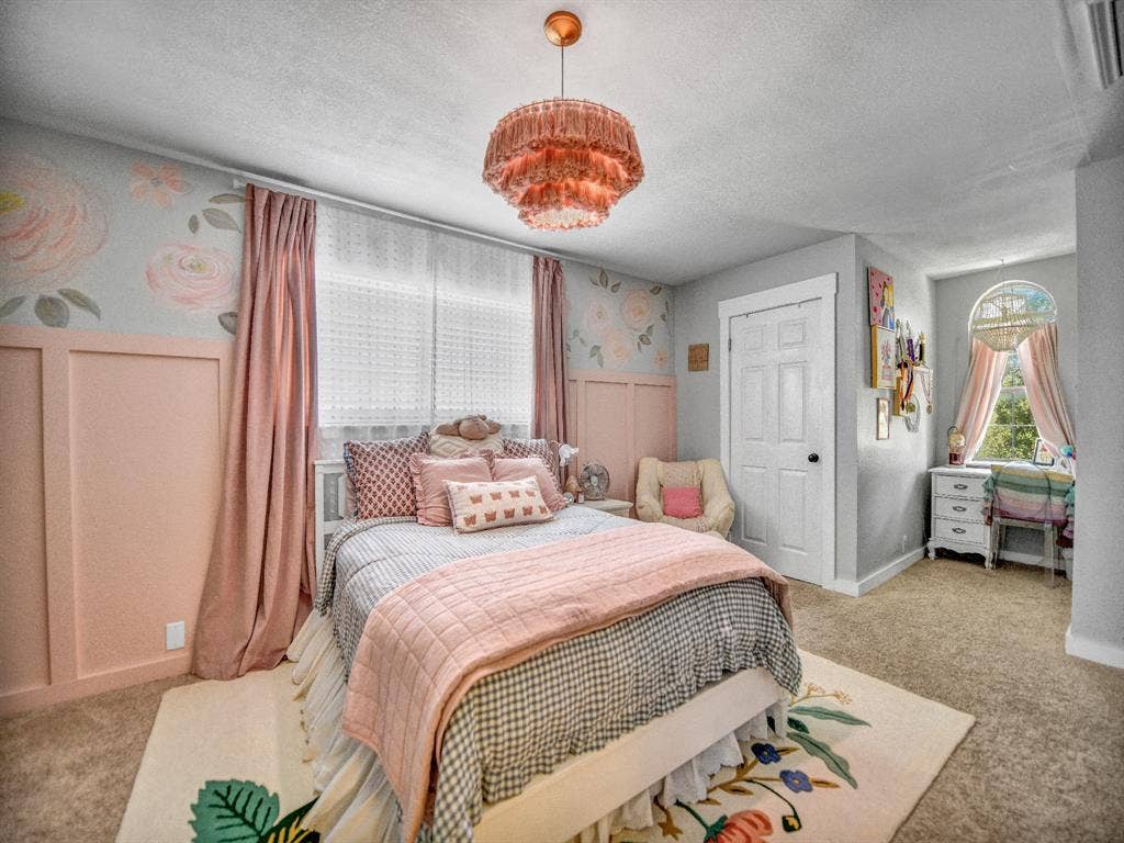 105 Mariah Drive, Weatherford, TX 76087 Precious upstairs bedroom with sitting area.