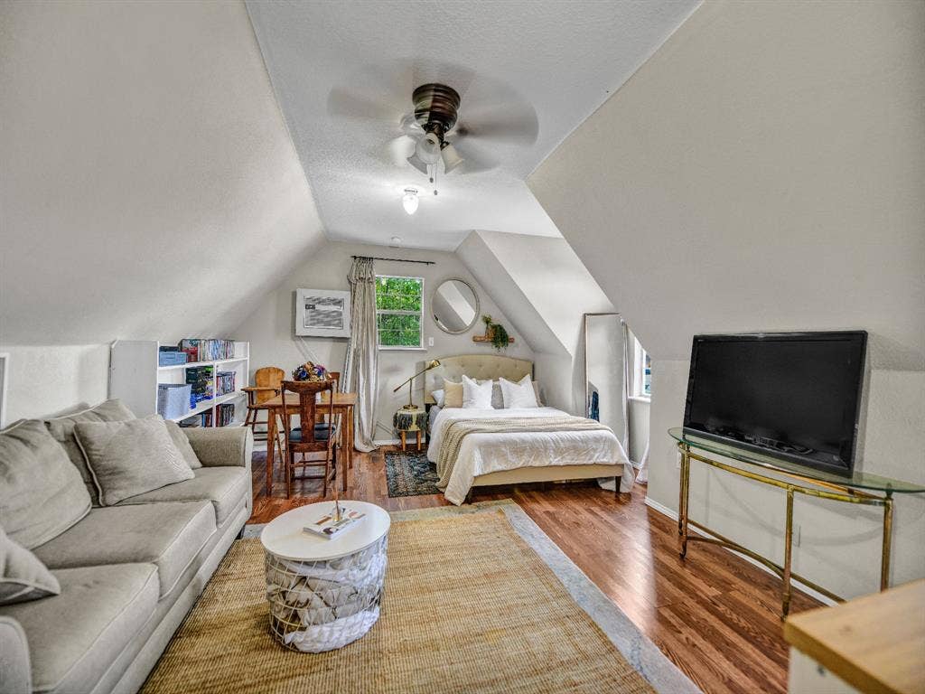 105 Mariah Drive, Weatherford, TX 76087 Garage apartment with kitchenette and full bath.