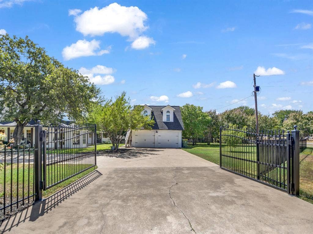 105 Mariah Drive, Weatherford, TX 76087 Front gated entrance
