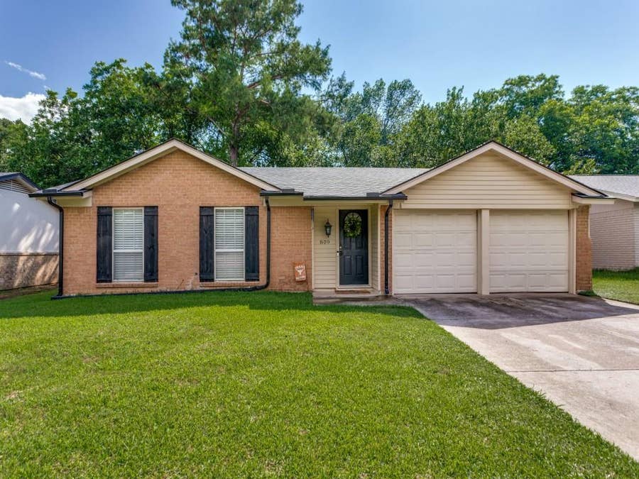 Property photo for 809 Meadowlark Drive, Mansfield, TX