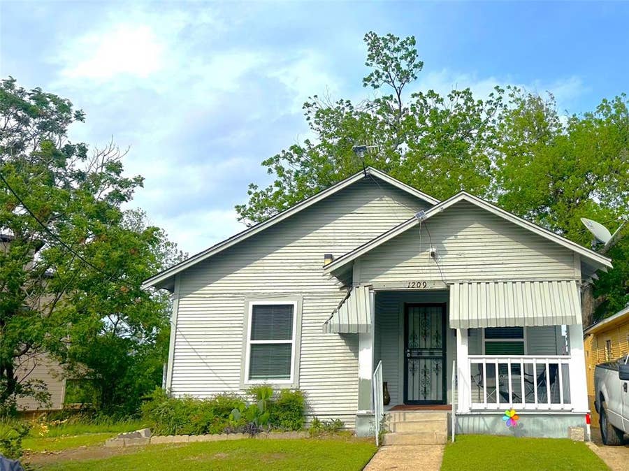 Property photo for 1209 Hutchins Avenue, Dallas, TX