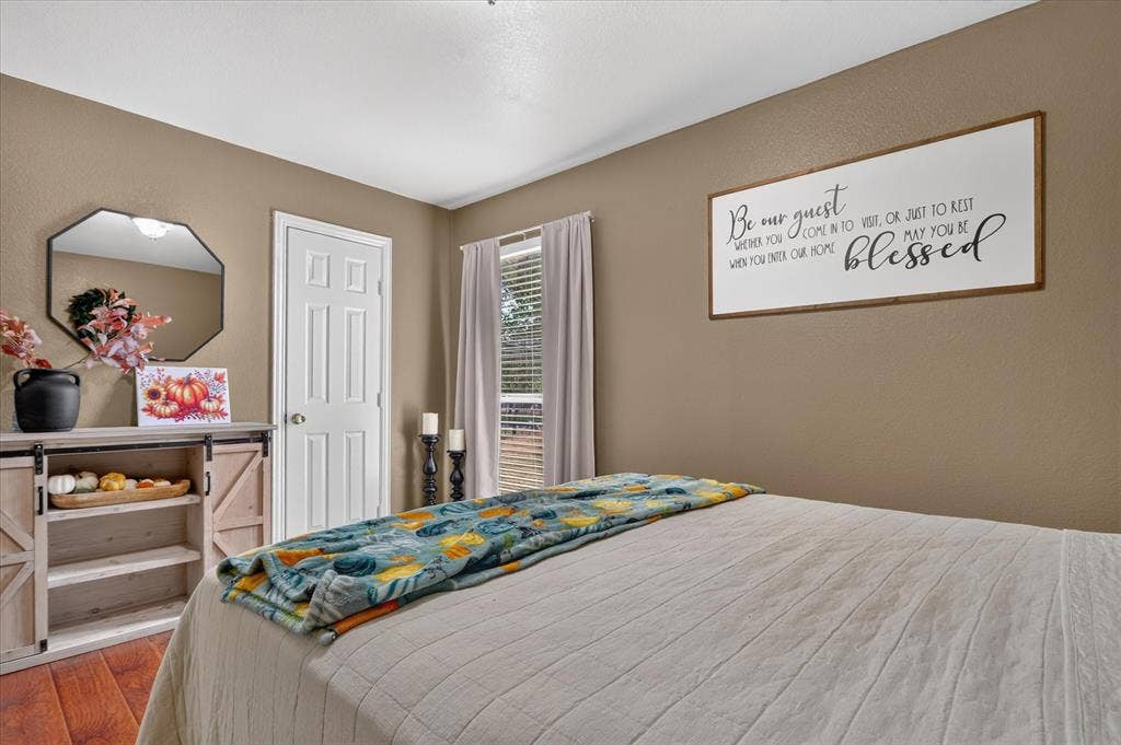5413 Cornell Avenue, River Oaks, TX 76114 Wood-finish flooring with neutral wall tones