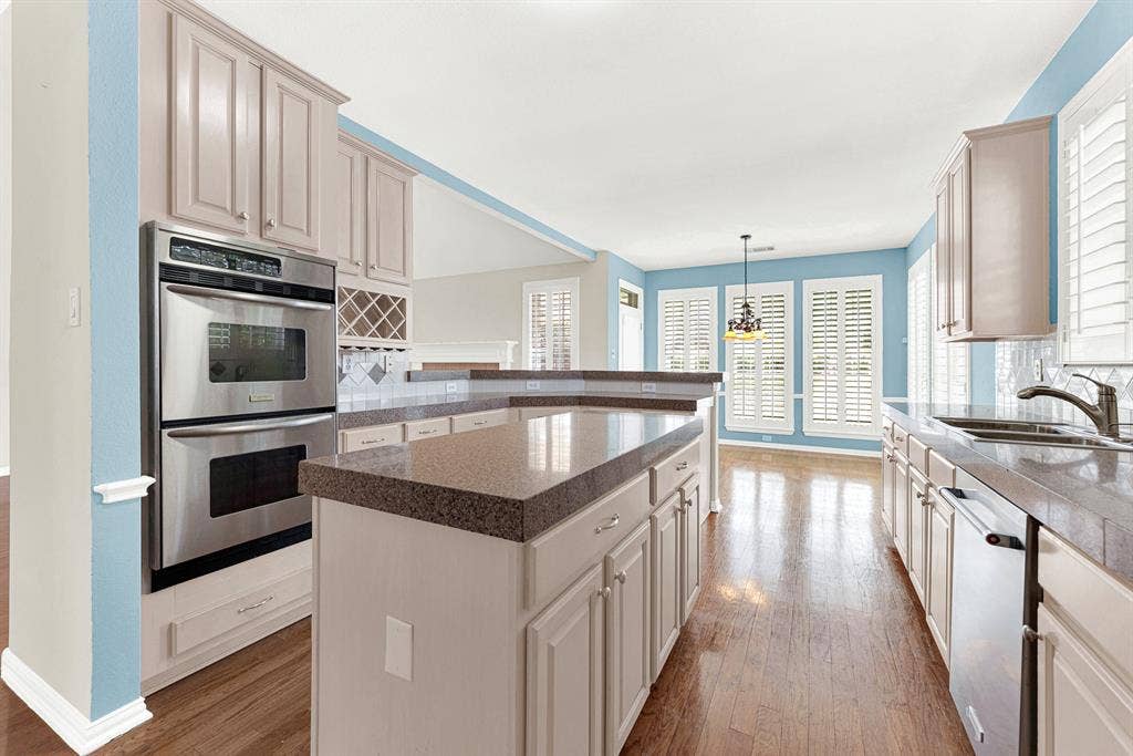 4020 MAYFLOWER Lane, Plano, TX 75024 An open peninsula overlooks the sunny breakfast nook, maintaining a bright flow into adjacent dining spaces. Start your morning grabbing quick bites here before the day gets busy