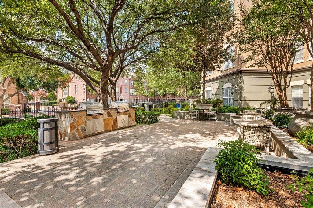 4201 Lomo Alto Drive, #203, Highland Park, TX 75219 Community patio & grilling area