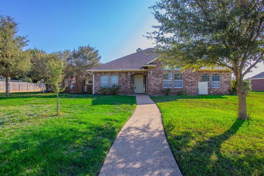 Property photo for 704 Saratoga Drive, Robinson, TX