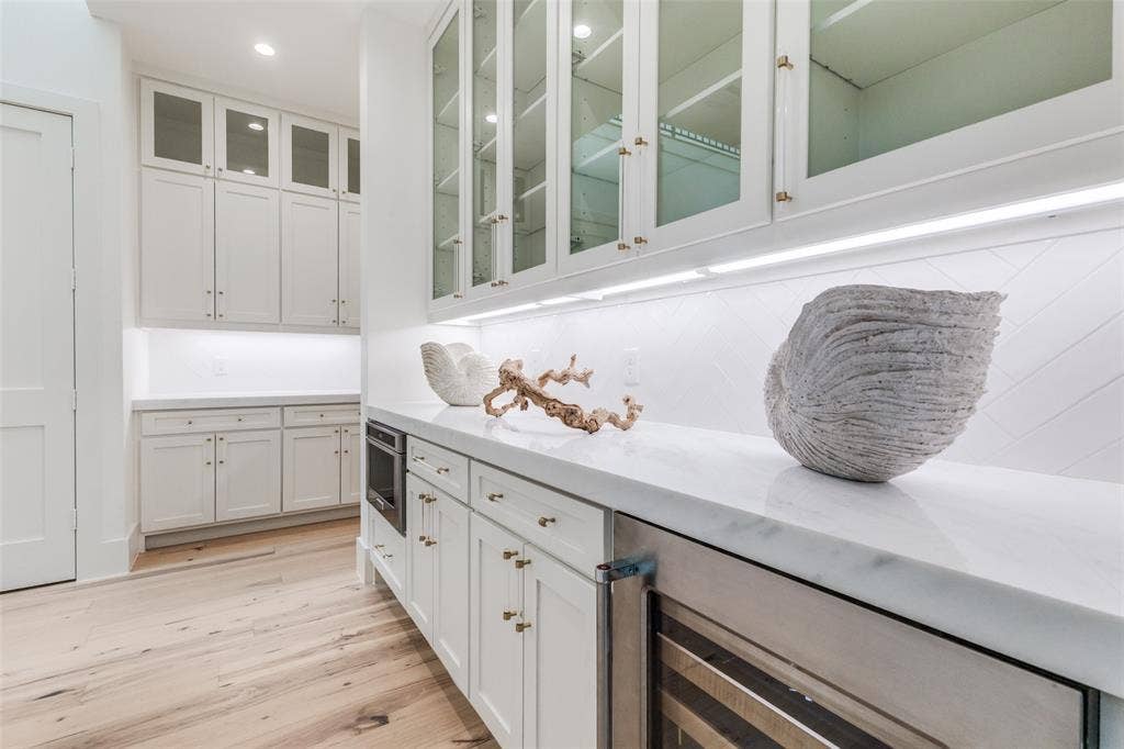 3629 McFARLIN Boulevard, University Park, TX 75205 Bar with wine refrigerator