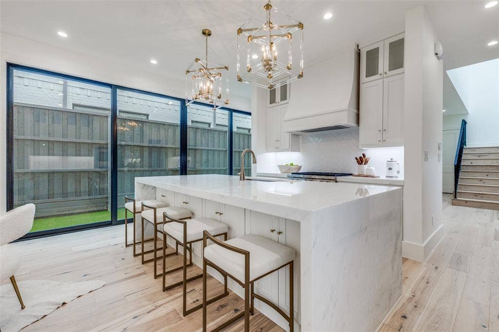 3629 McFARLIN Boulevard, University Park, TX 75205 Kitchen overlooking the turfed side yard