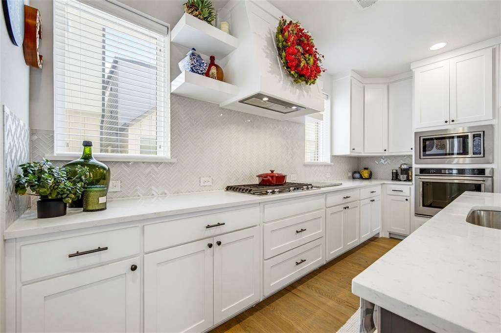 Windows on both side of cooktop