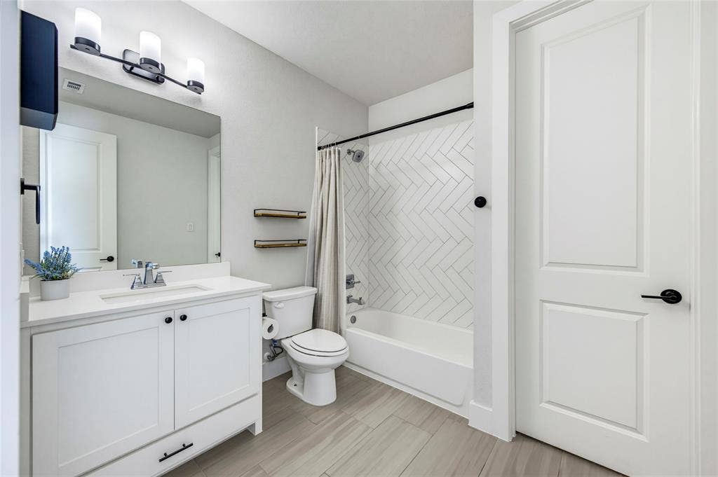Secondary ensuite bathroom