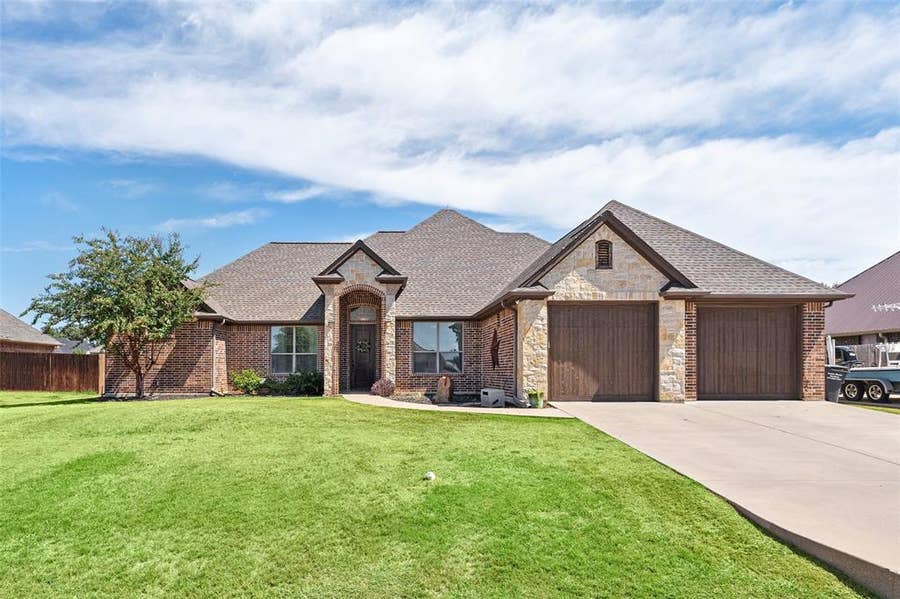 Property photo for 2825 Willow Ridge Circle, Granbury, TX