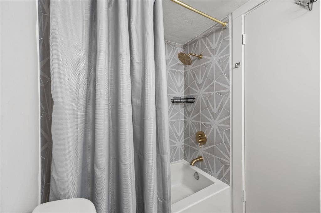 6060 Birchbrook Drive, #262, Dallas, TX 75206 Guest Bathroom
