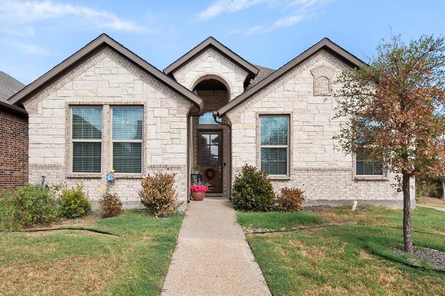 Property photo for 1700 Prestwick Lane, Ennis, TX