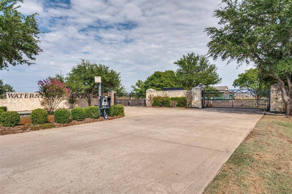 Welcome to the gated entrance to the 680 acres of Waterstone Estates!