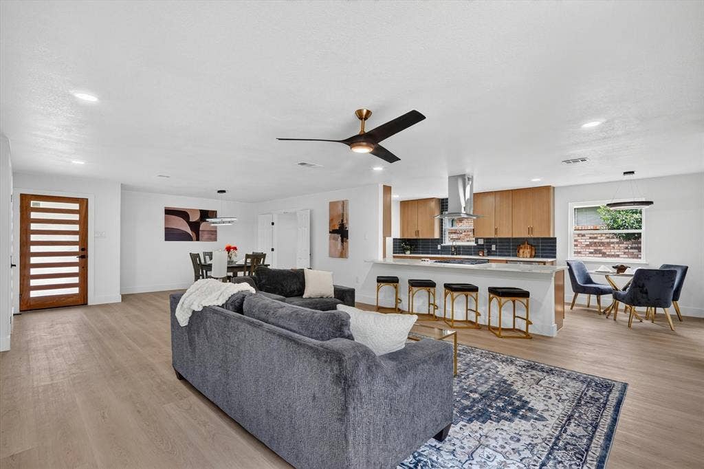 1104 Westwood Drive, Plano, TX 75075 1104 Westwood Drive, Plano, TX 75075