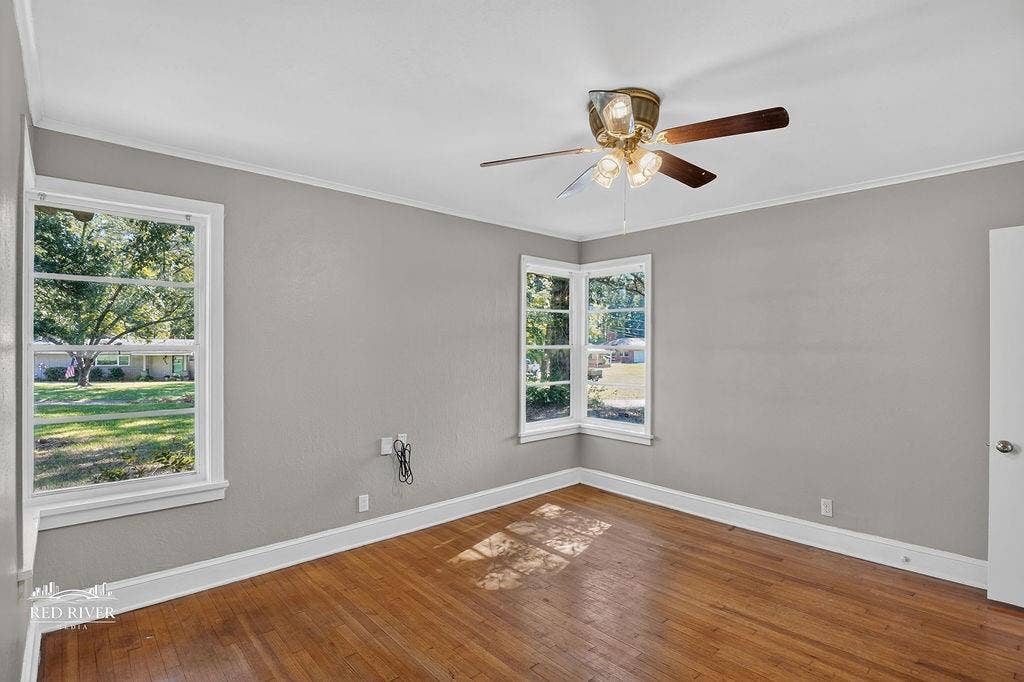 3749 Bobbitt Drive, Shreveport, LA 71107 Guest bedroom is accessible from the entry and hallway