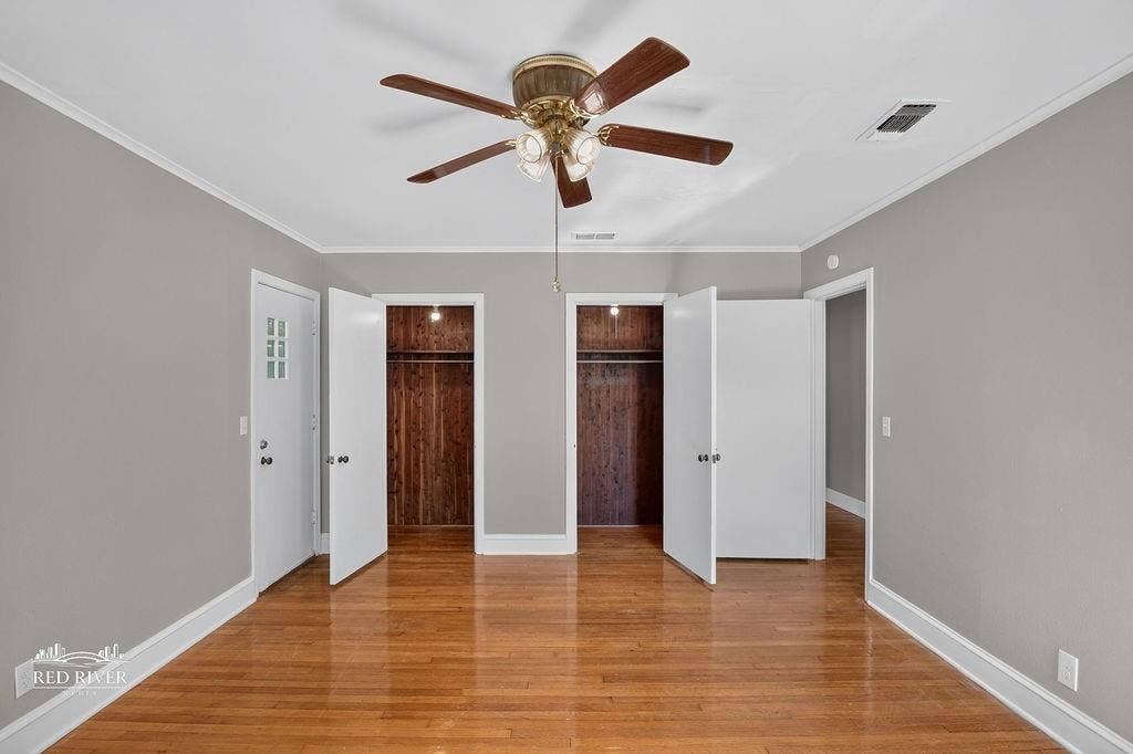 3749 Bobbitt Drive, Shreveport, LA 71107 Double cedar lined closets