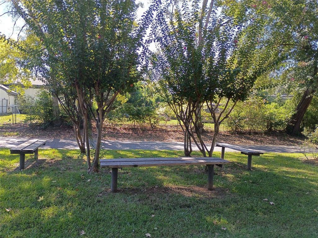 3749 Bobbitt Drive, Shreveport, LA 71107 Serene North Highlands neighborhood entry provides this space for community engagement