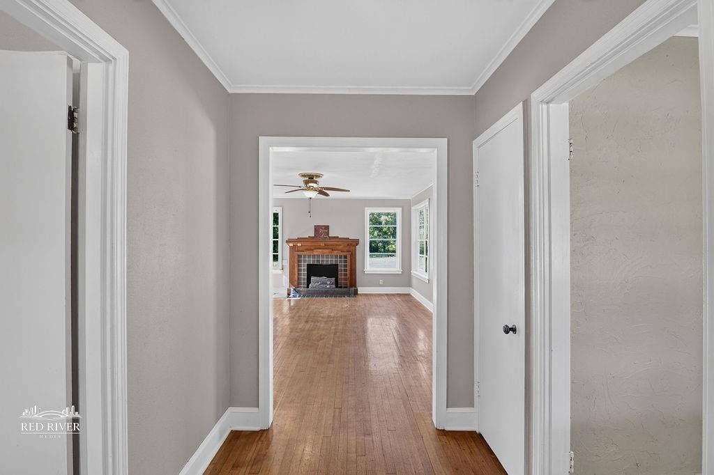 3749 Bobbitt Drive, Shreveport, LA 71107 Entry to the home with the kitchen entry and hall closet on the right and guest bedroom access on the left