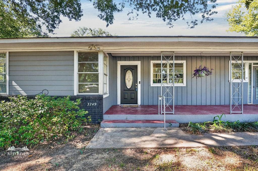 3749 Bobbitt Drive, Shreveport, LA 71107 Long front porch overlooks a large and beautifully shaded front yard