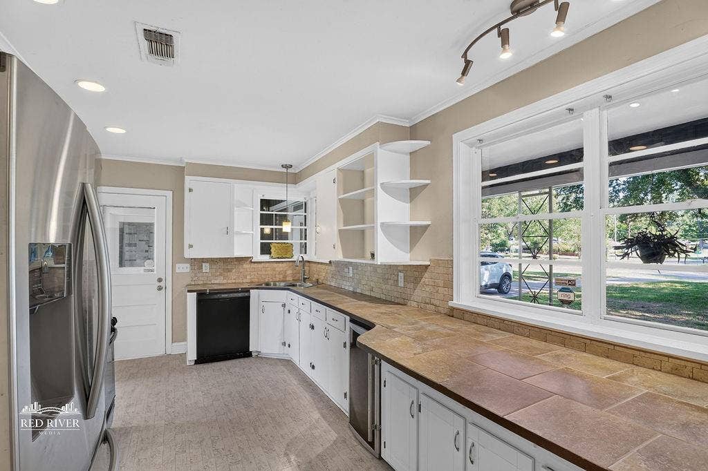 3749 Bobbitt Drive, Shreveport, LA 71107 Superb layout with great counterspace and a complete appliance package including a gas range