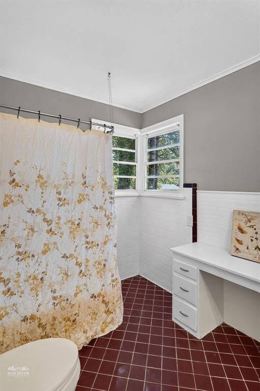 3749 Bobbitt Drive, Shreveport, LA 71107 More corner windows with a separate sit-down vanity and classic mid-century detailing