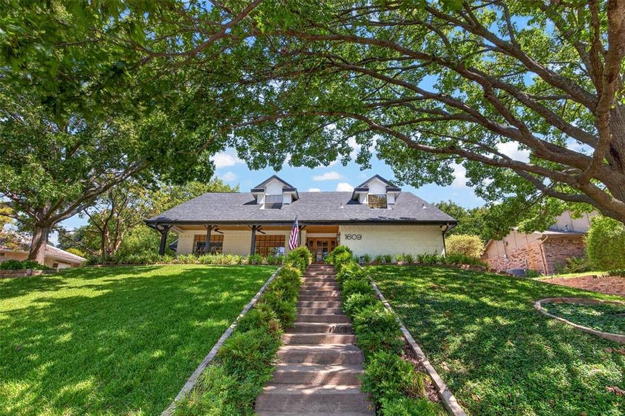 Property photo for 1609 Ems Road W, Fort Worth, TX