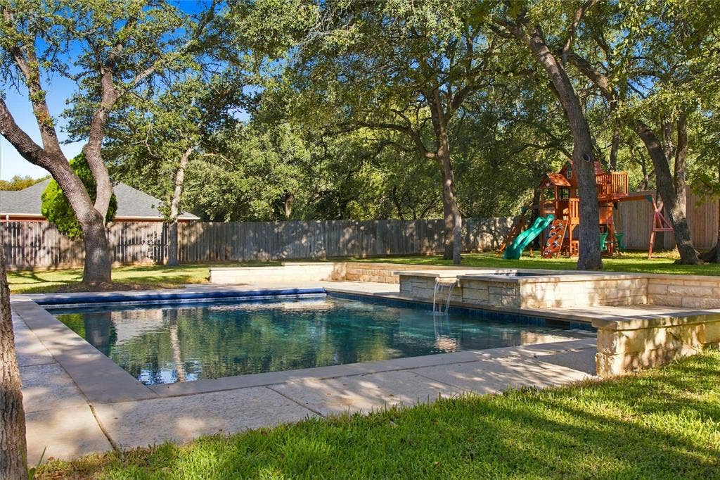 11408 Somerville Drive, Temple, TX 76502 Rectangular swimming pool with integrated spa and stone surround