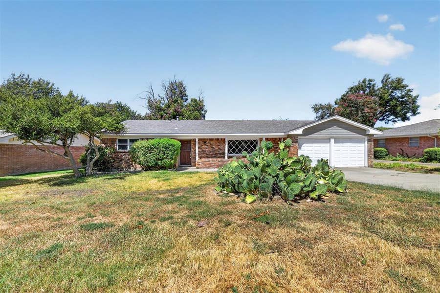 Property photo for 5900 Whitman Avenue, Fort Worth, TX