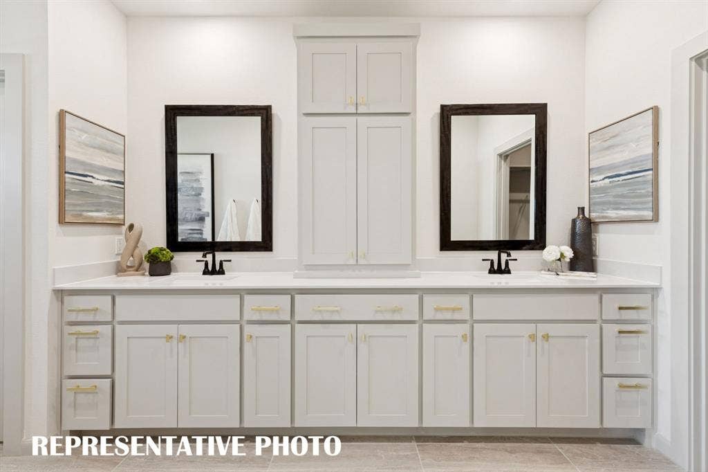 3733 Homer Court, McKinney, TX 75071 You'll find ample room for two in this dream owner's bath! REPRESENTATIVE PHOTO