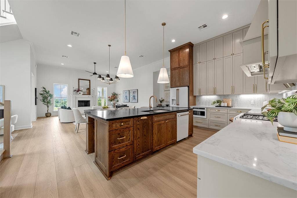 20 N Ritchie Road, Woodway, TX 76712 Expansive open-concept living space with wood-finish flooring