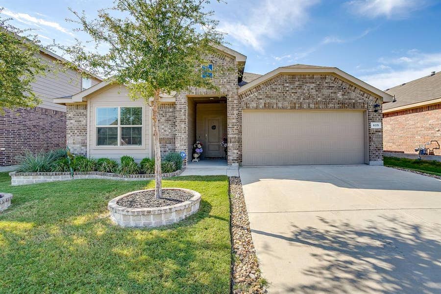 Property photo for 625 Basteen Lane, Justin, TX