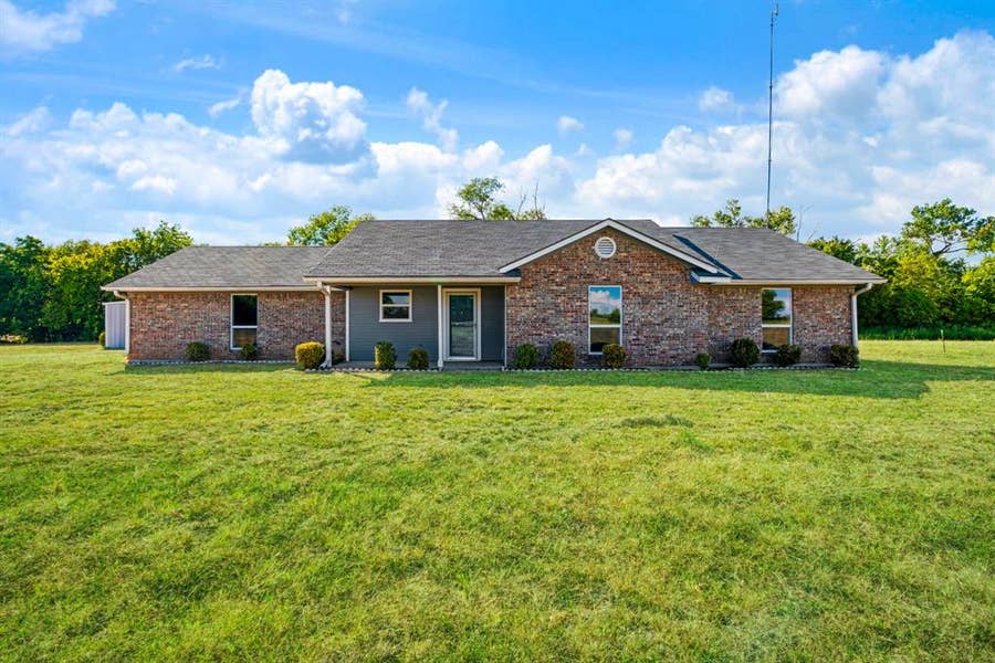 Property photo for 7676 Farm Market 137 Road, Paris, TX