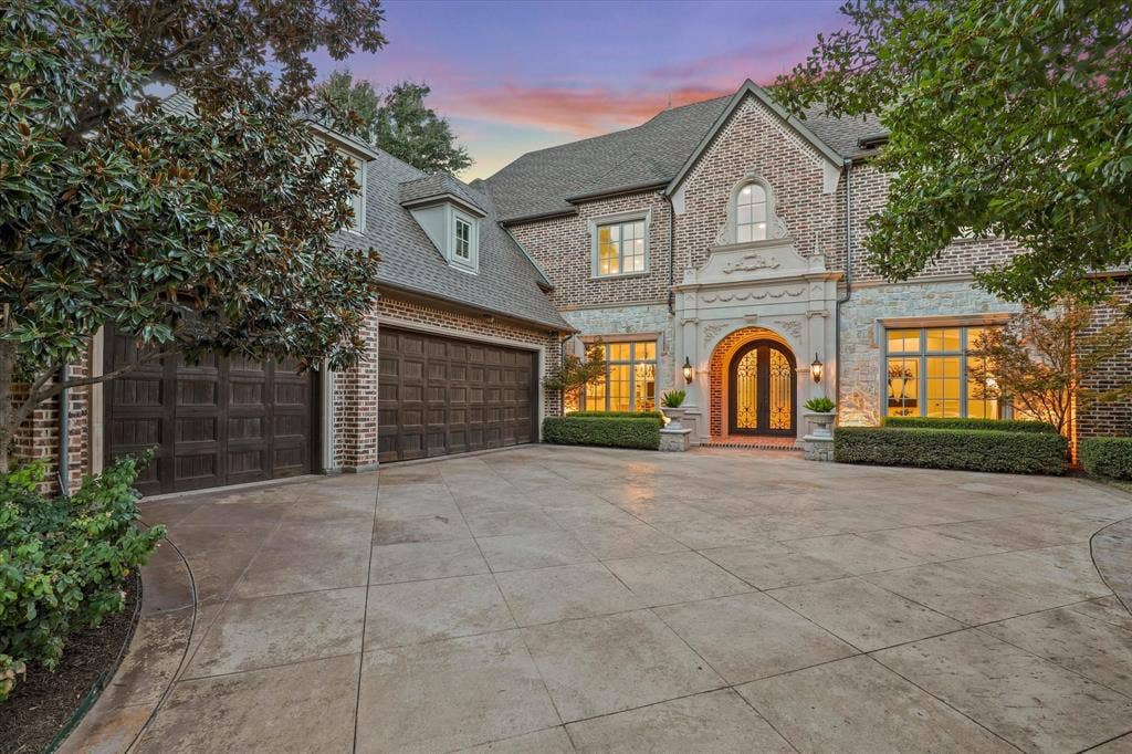 Located near The Star and Frisco’s exceptional dining, shopping and entertainment, this is more than a beautifully updated home. It is a distinctive custom residence where generous architecture, thoughtful design and relaxed luxury come together with remarkable ease.